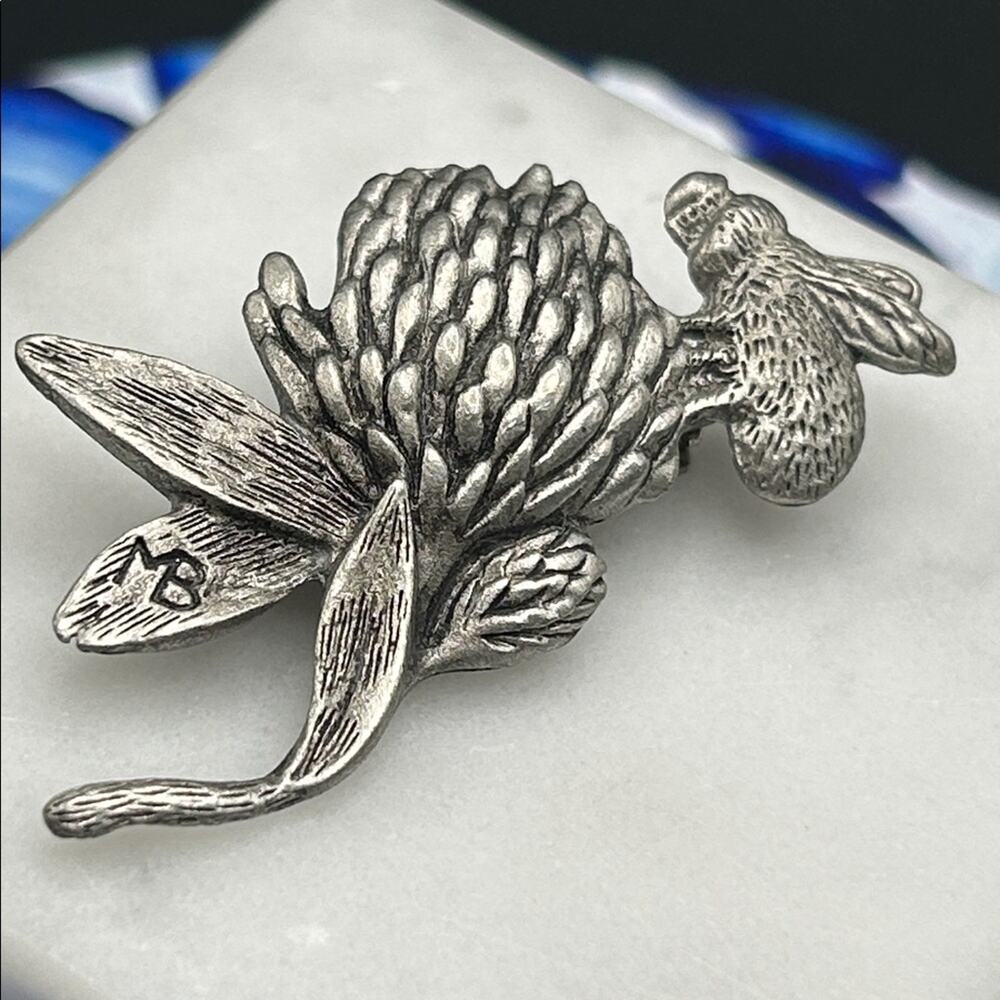 Vintage Signed MB Marjolein Bastin Brooch Pin Bee on Flower Pewter #E410 - Picture 2 of 4